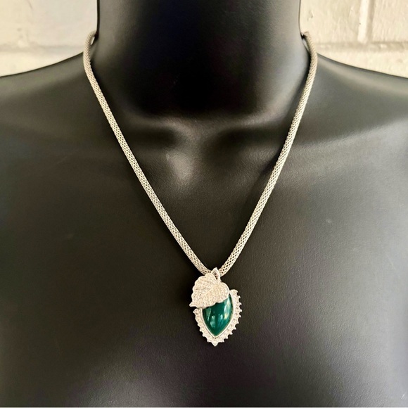 Jewelry - Pretty Silver Necklace w/ Green Stone and Silver Leaf Pendant 🍃